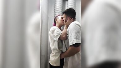 Si fa fare un pompino dalla cameriera
