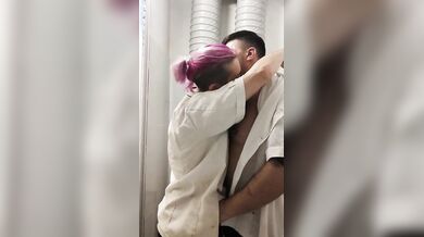 Si fa fare un pompino dalla cameriera