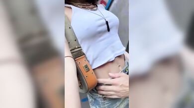 In moto a roma con sconosciuto ragazza esibizionista