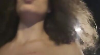 Camminare al parco e godere con un dildo nella fica