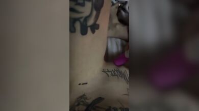 Ragazza social tatuata si masturba