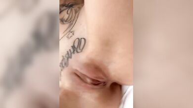 Ragazza social tatuata si masturba