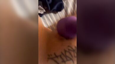 Ragazza social tatuata si masturba