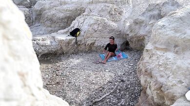 Italiana social al mare masturbandosi in spiaggia