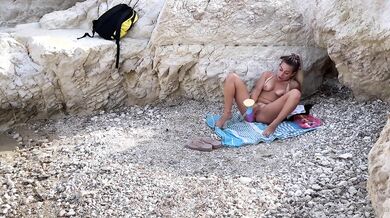 Italiana social al mare masturbandosi in spiaggia