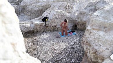 Italiana social al mare masturbandosi in spiaggia