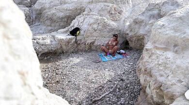 Italiana social al mare masturbandosi in spiaggia
