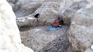 Italiana social al mare masturbandosi in spiaggia