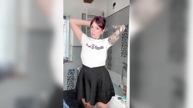 Ti seghi guardandomi sotto la doccia maiale?