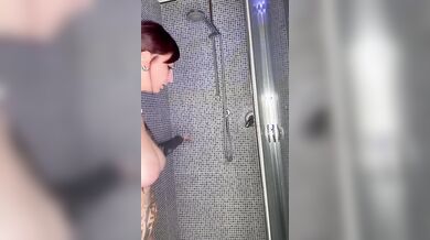 Ti seghi guardandomi sotto la doccia maiale?