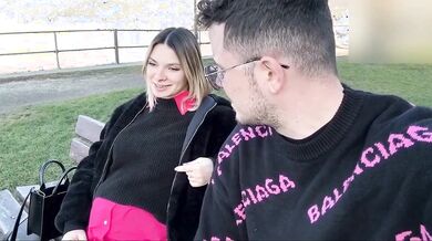Conosce ragazza incinta e la porta a casa per scoparla