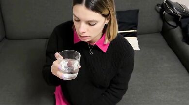 Conosce ragazza incinta e la porta a casa per scoparla