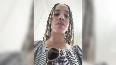 Ditalino nel bagno del locale ragazza italiana