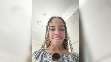 Ditalino nel bagno del locale ragazza italiana