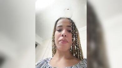Ditalino nel bagno del locale ragazza italiana