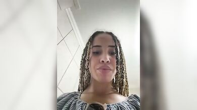 Ditalino nel bagno del locale ragazza italiana