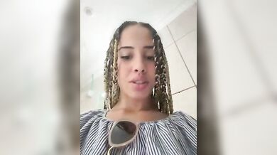 Ditalino nel bagno del locale ragazza italiana