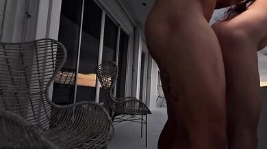 D4isy F4y figa romana scopata sul balcone da influencer