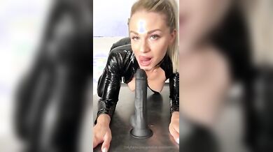 Famosa bionda si masturba in live Of