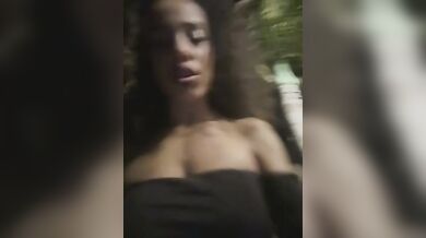 SI masturba al parco esibizionista