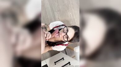 Pompino colleggiale italiana con occhiali