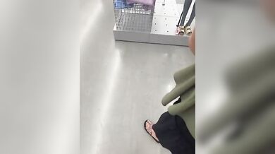 Moglie fa la troia al centro commerciale