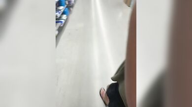 Moglie fa la troia al centro commerciale