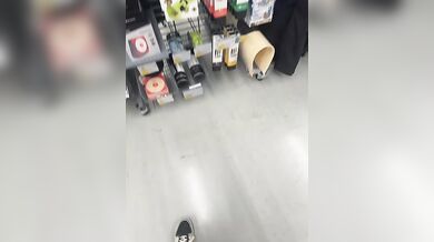 Moglie fa la troia al centro commerciale