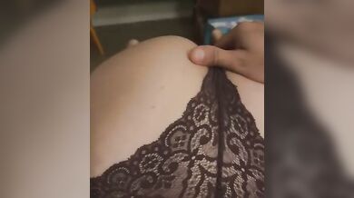 Sputa sul cazzone e lo succhia
