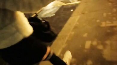Teen esibizionista si masturba per strada