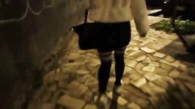 Teen esibizionista si masturba per strada