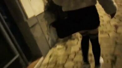Teen esibizionista si masturba per strada