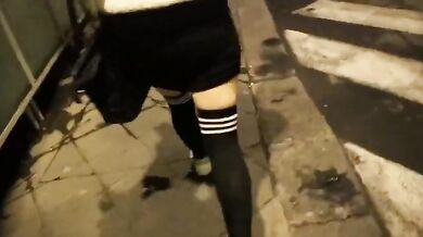 Teen esibizionista si masturba per strada