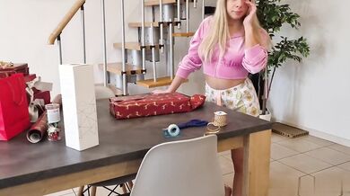 Milf bionda scopata sul tavolo dal suo ragazzo