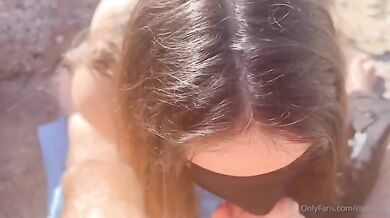 Giovane fidanzata fa un pompino in spiaggia al suo ragazzo