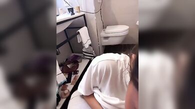 Fidanzata italiana lo succhia in bagno al suo ragazzo