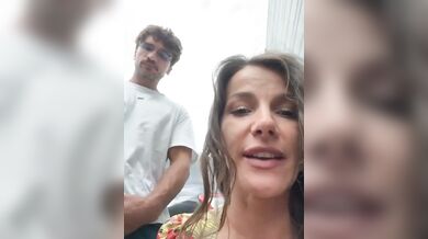 Si fa inculare in un parcheggio in pieno giorno