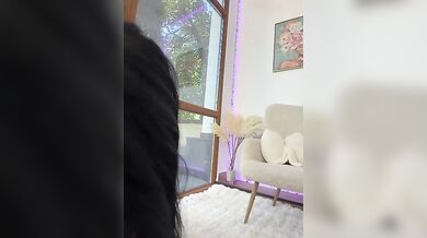 Nuda si masturba col dildo in live