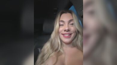 Bionda tettona si masturb con dildo in auto