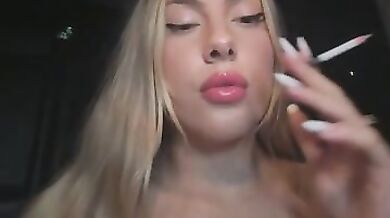 Bionda tettona si masturb con dildo in auto