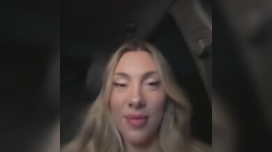 Bionda tettona si masturb con dildo in auto