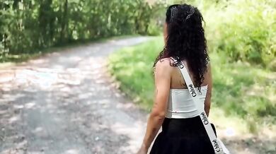 Spompina e scopa segaiolo esibizionista nel bosco