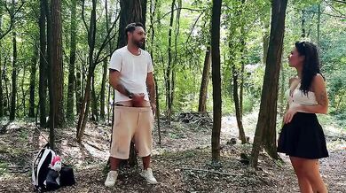Spompina e scopa segaiolo esibizionista nel bosco