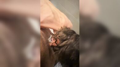 Masturbando il culo della moglie schiava con la testa nel cesso