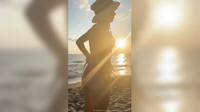 Esibizionismo in spiaggia ragazza italiana Of