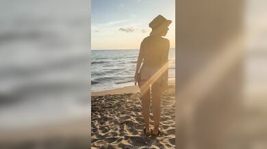 Esibizionismo in spiaggia ragazza italiana Of