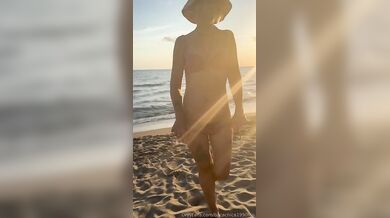 Esibizionismo in spiaggia ragazza italiana Of