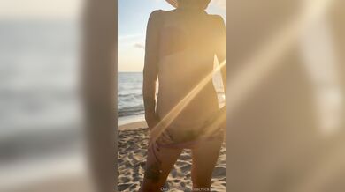Esibizionismo in spiaggia ragazza italiana Of