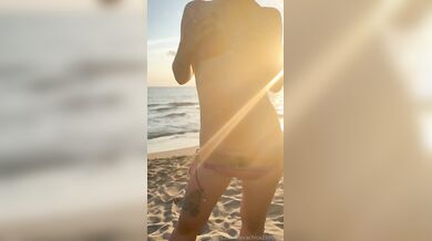 Esibizionismo in spiaggia ragazza italiana Of
