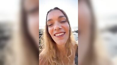 Pompino sugli scogli ragazza italiana al fidanzato Of